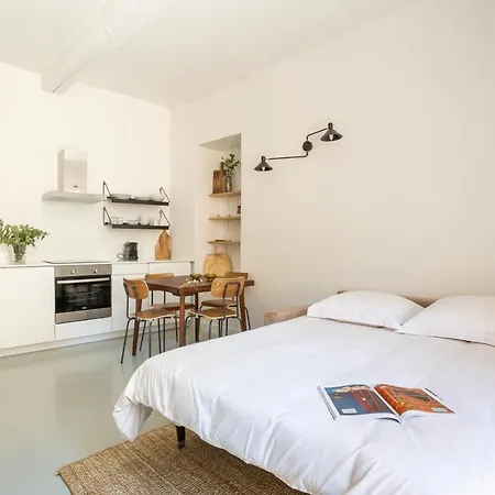 A Pied Au Coeur Du Vieil أنتيب