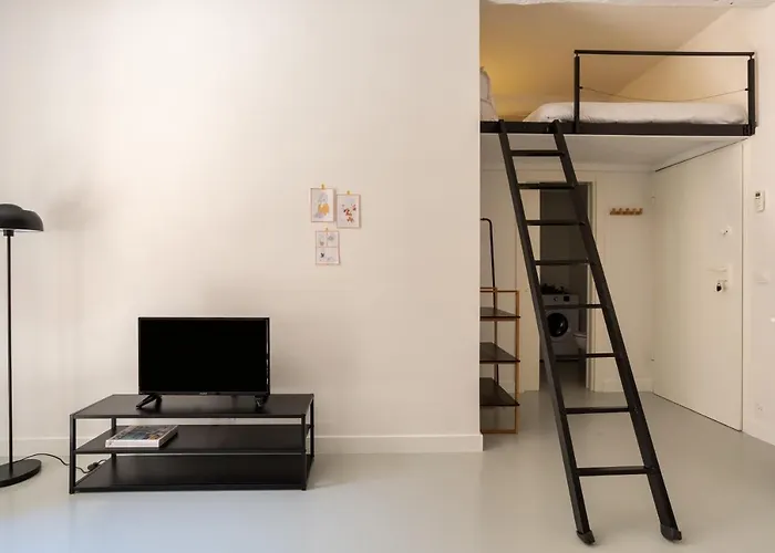 A Pied Au Coeur Du Vieil 昂蒂布