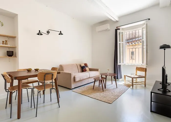 A Pied Au Coeur Du Vieil 昂蒂布