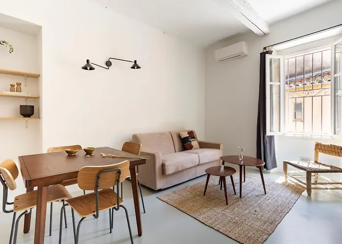 A Pied Au Coeur Du Vieil