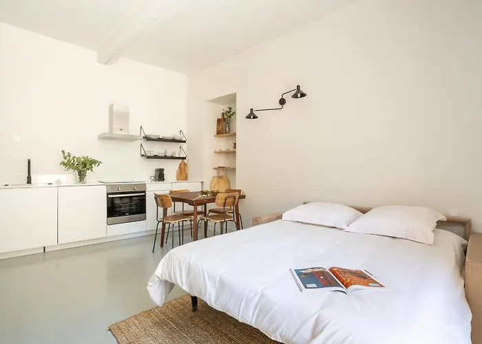 A Pied Au Coeur Du Vieil 昂蒂布